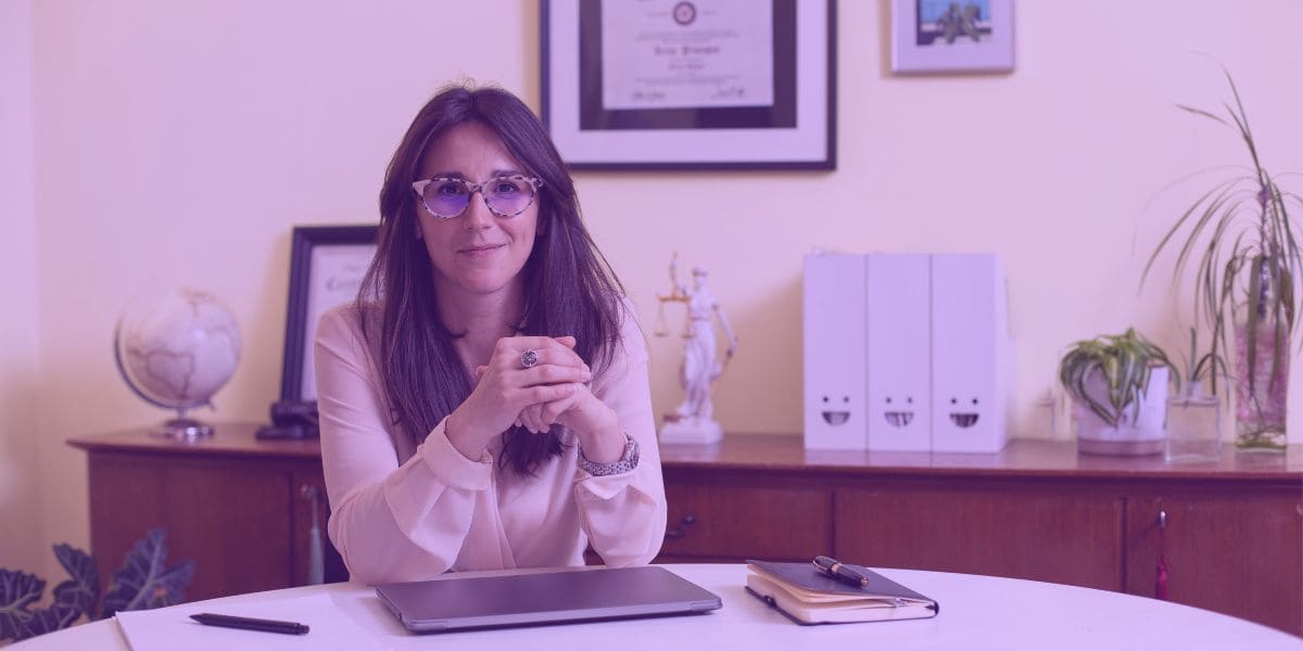 Uma advogada no seu escritório finalizando e organizando os processos para o recesso forense