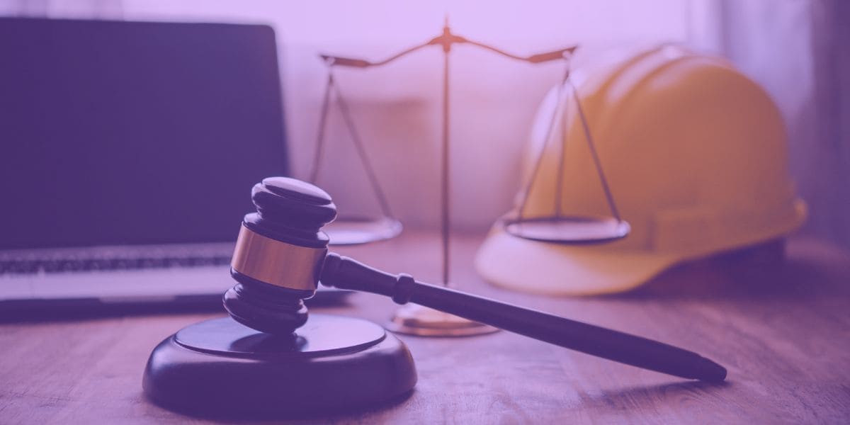 Um martelo da justiça, uma balança e um capacete amarelo.