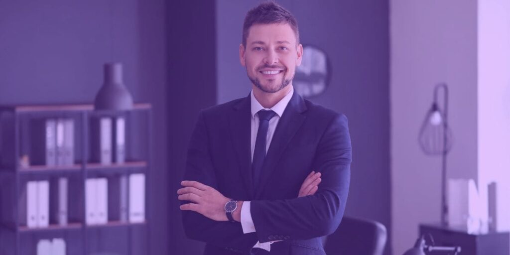 Um advogado no seu escritório resolvendo casos urgentes durante o recesso forense CLT.