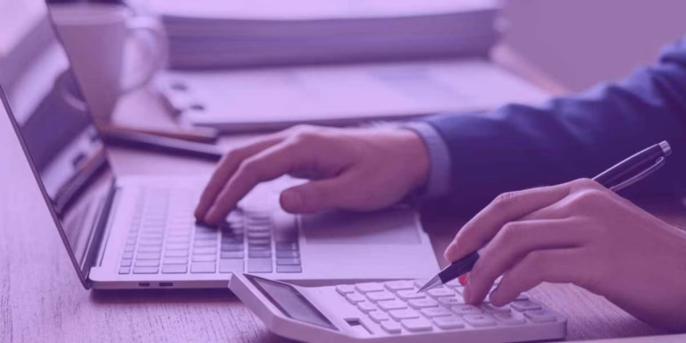 Advogado analisando dados financeiros em um notebook e calculadora, simbolizando estratégias de Recuperação de Crédito para Empresas.