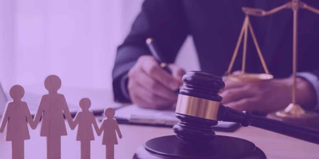 Advogado lendo sobre guarda compartilhada