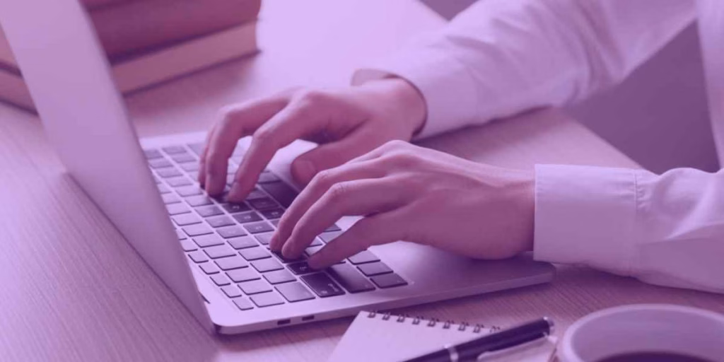 Advogado digitando um recurso administrativo