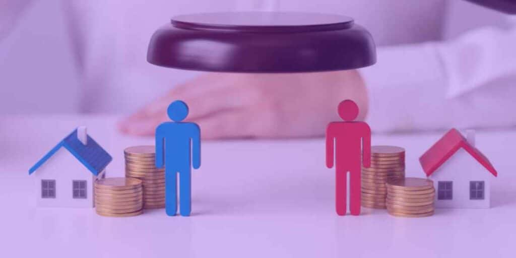 Um martelo de juiz dividindo uma casa, com uma pilha de dinheiro de um lado e, do outro, duas casas e uma pilha menor de dinheiro, simbolizando a partilha de bens.