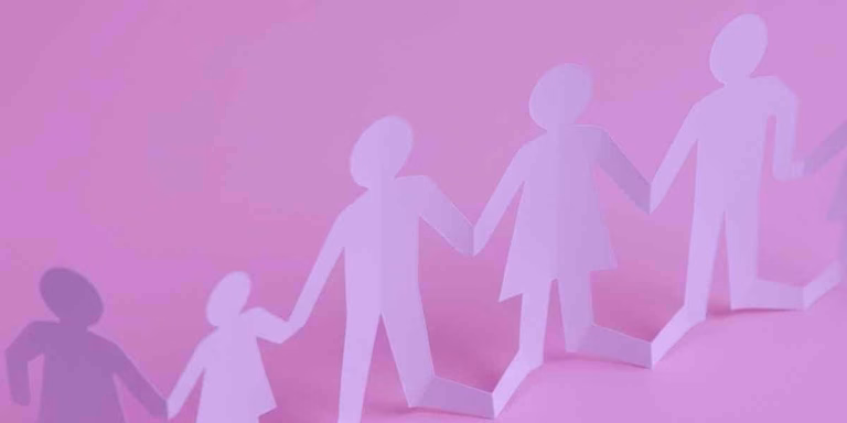 A imagem mostra silhuetas de figuras humanas de papel representando multiparentalidade.