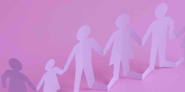 A imagem mostra silhuetas de figuras humanas de papel representando multiparentalidade.