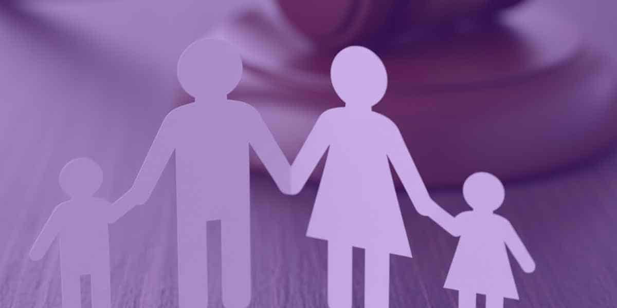 A imagem retrata figuras de uma família (pai, mãe e dois filhos) segurando as mãos, posicionadas em frente a um martelo de juiz, sugerindo uma temática relacionada ao Direito de Família, como guarda compartilhada.