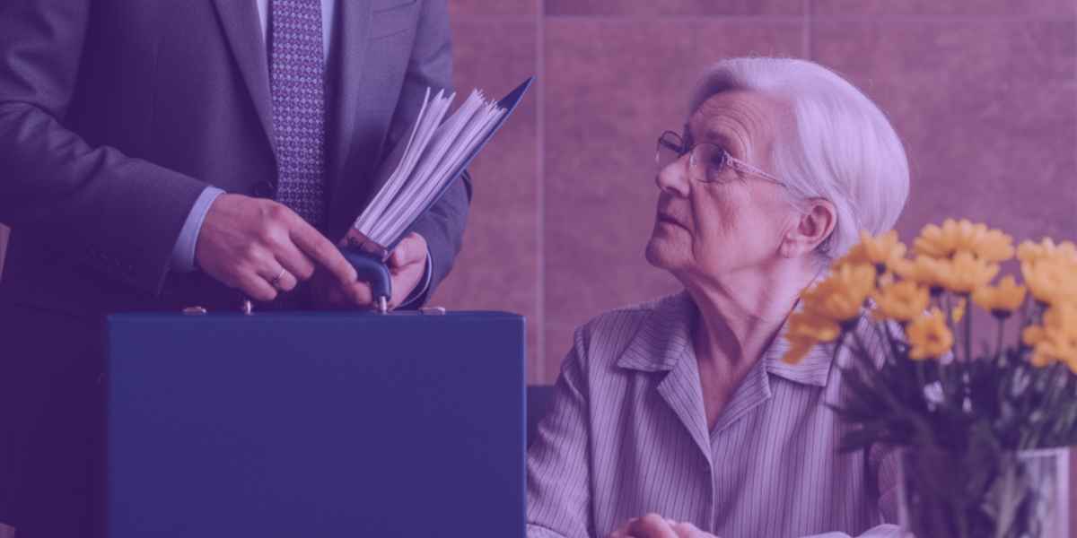 Uma senhora idosa conversando com seu advogado sobre planejamento sucessório.