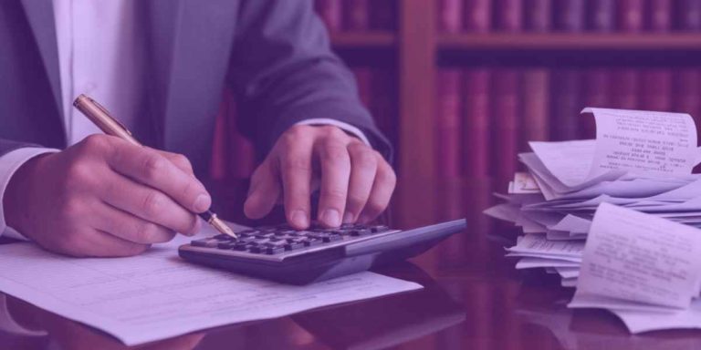 Um advogado em um escritório, revisando documentos e utilizando uma calculadora, simbolizando o processo de renegociação de dívidas.