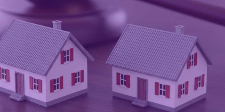 Duas casas e o martelo do Direito: representação de uma ação de usucapião ordinária.