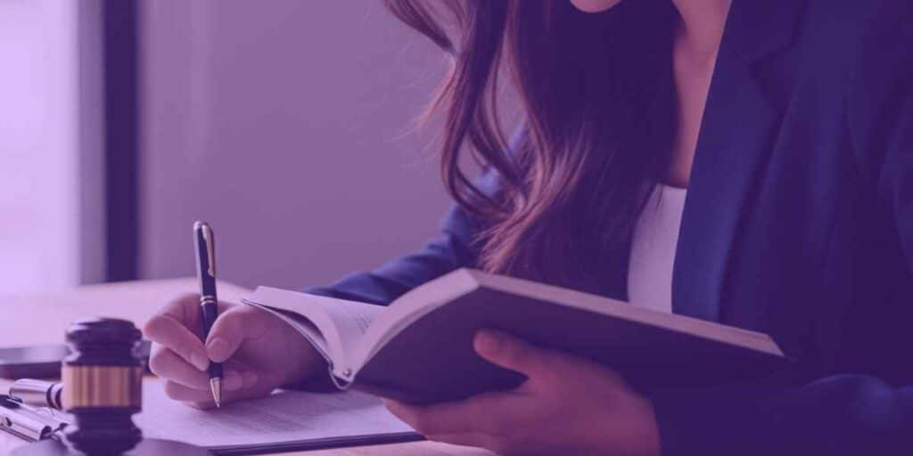 Advogada lendo sobre um caso de Execução de Obrigação de Fazer.