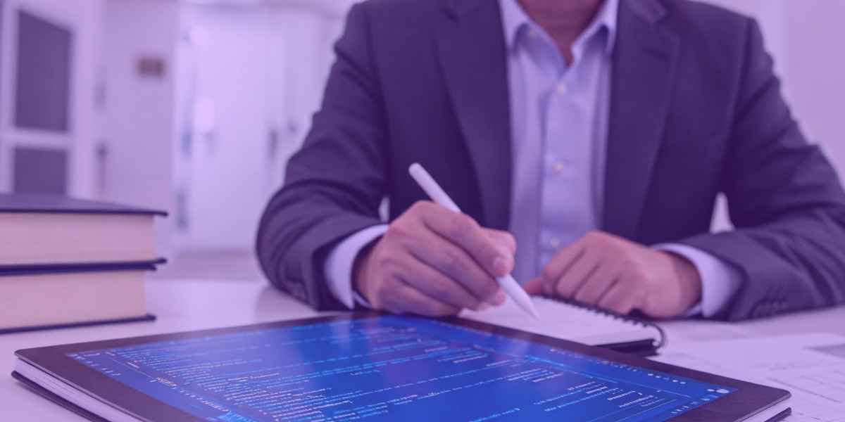 Advogado analisando como se adaptar as novas mudanças no processo eletrônico