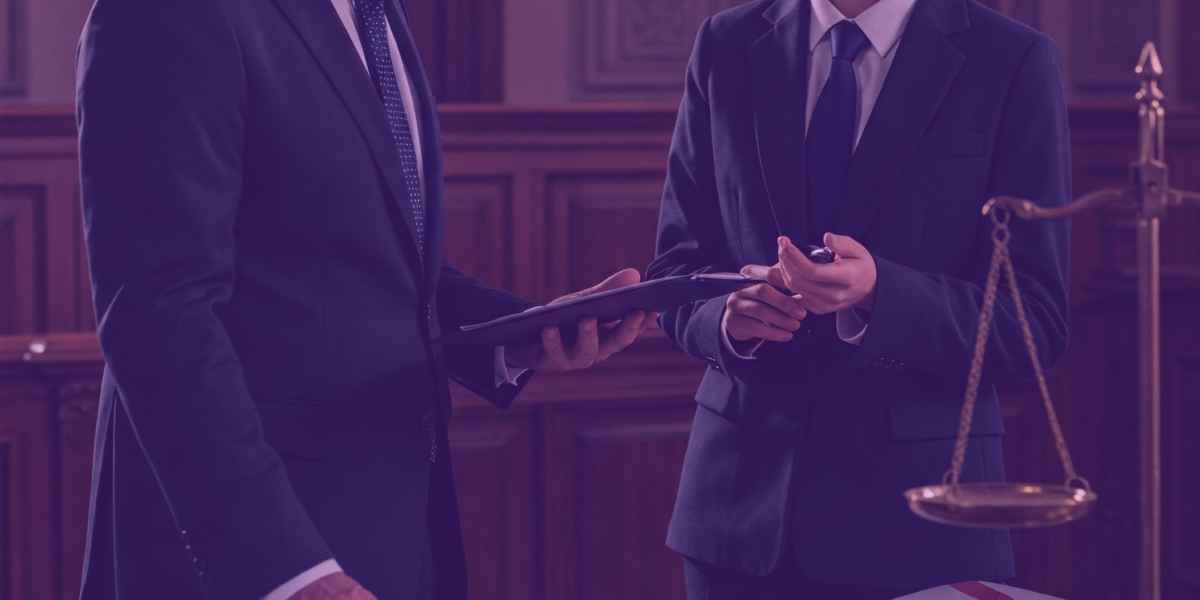 Advogados em reunião analisando como escrever contrarrazões ao recurso inominado