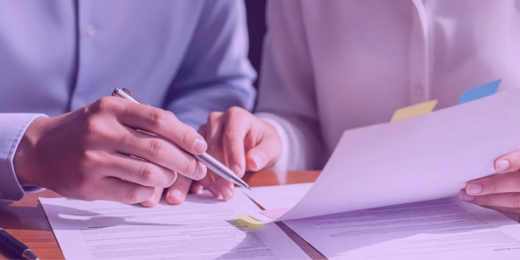 Dois advogados trabalhando em um caso de emancipação de menor.