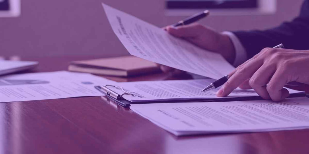 Advogado analisando se cabe entrar com uma ação de exceção de pré-executividade