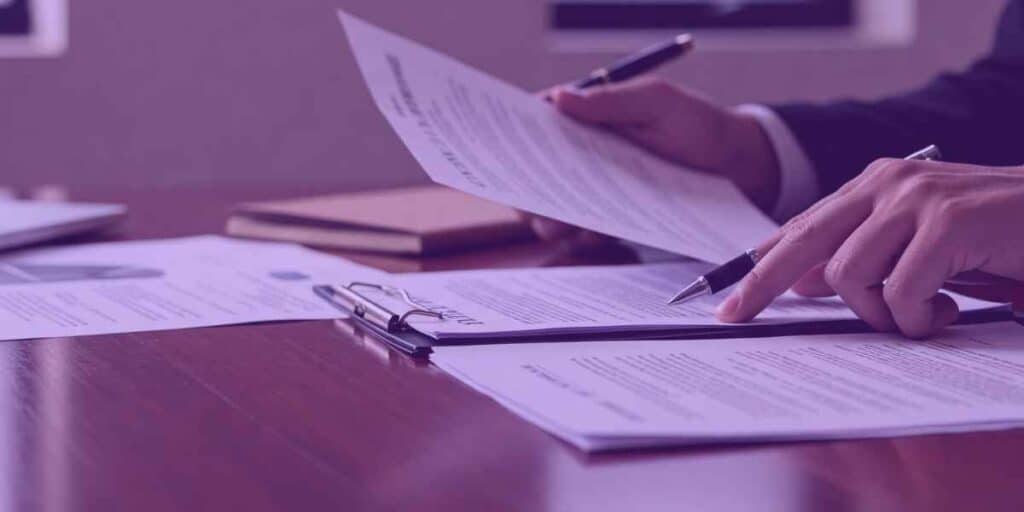 Advogado analisando se cabe entrar com uma ação de exceção de pre executividade