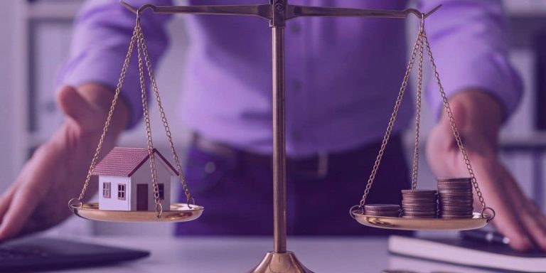 Uma balança da justiça com uma casa e uma pilha de dinheiro em equilíbrio.