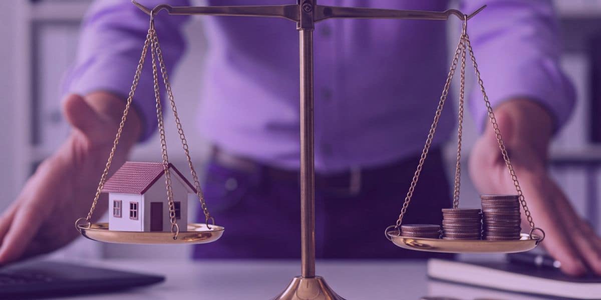 Uma balança da justiça com uma casa e uma pilha de dinheiro em equilíbrio.