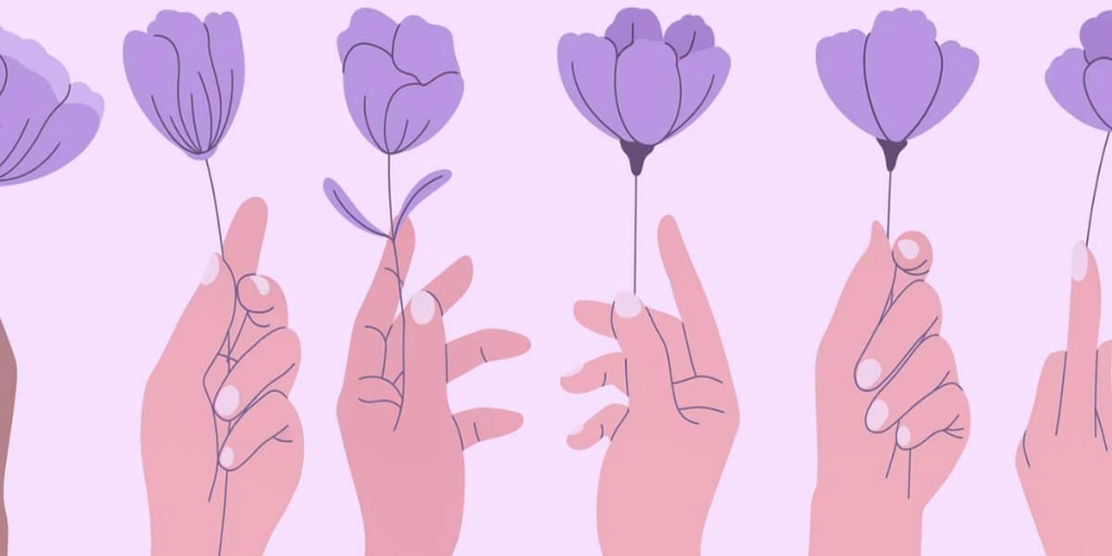 Lei Maria da Penha: mãos para o alto segurando flores na cor lilás.