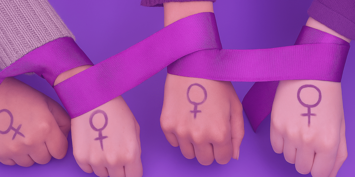 Lei Maria da Penha: um laço lilás em volta dos punhos de quatro mulheres.