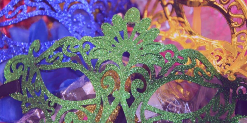 Carnaval TJSP 2025: três máscaras de carnaval – uma verde, outra amarela e a última azul.