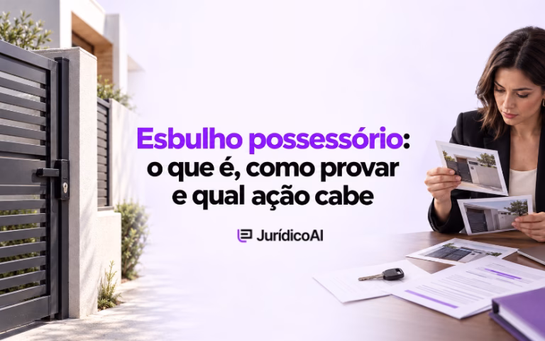 Portão com acesso bloqueado e advogada analisando provas de esbulho possessório.