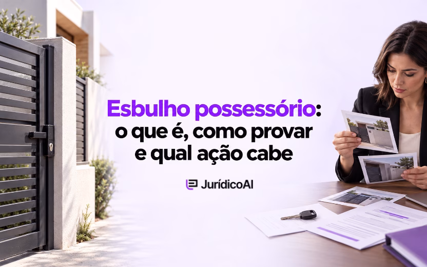 Portão com acesso bloqueado e advogada analisando provas de esbulho possessório.