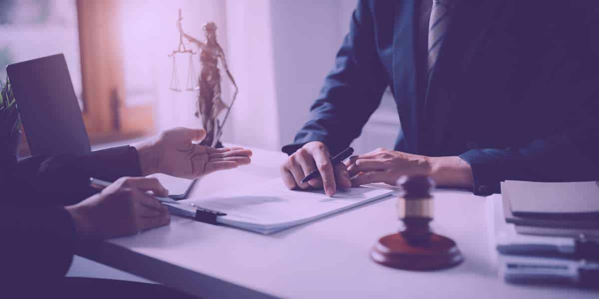 Crime Inafiançável: um advogado conversa com seu cliente.