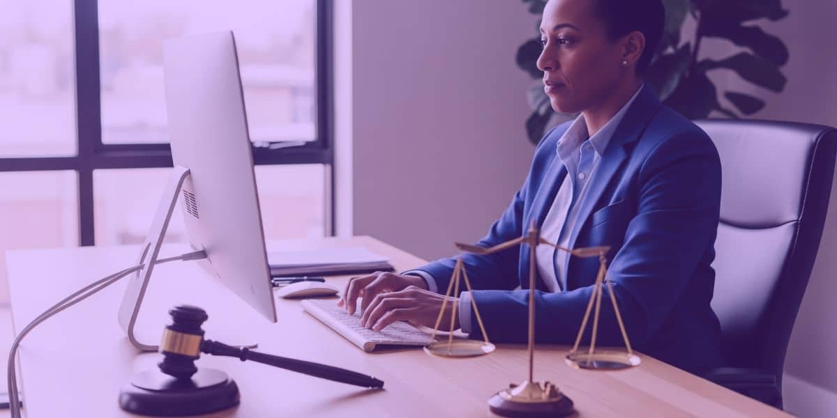 Uma advogada trabalhando em um processo para evitar a preclusão.