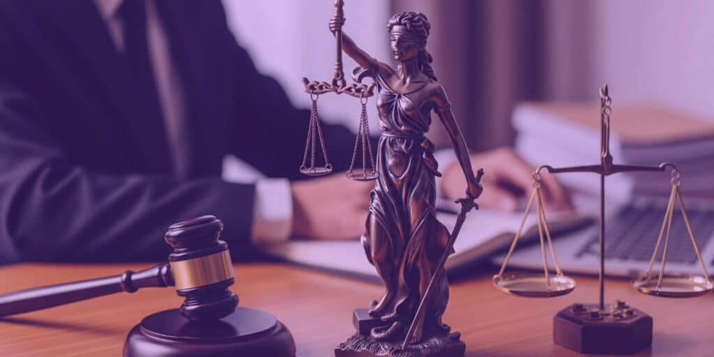 Um advogado trabalhando em um processo para evitar a preclusão.