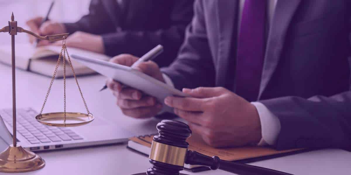Um advogado acompanha o processo de seu cliente em prisão preventiva.