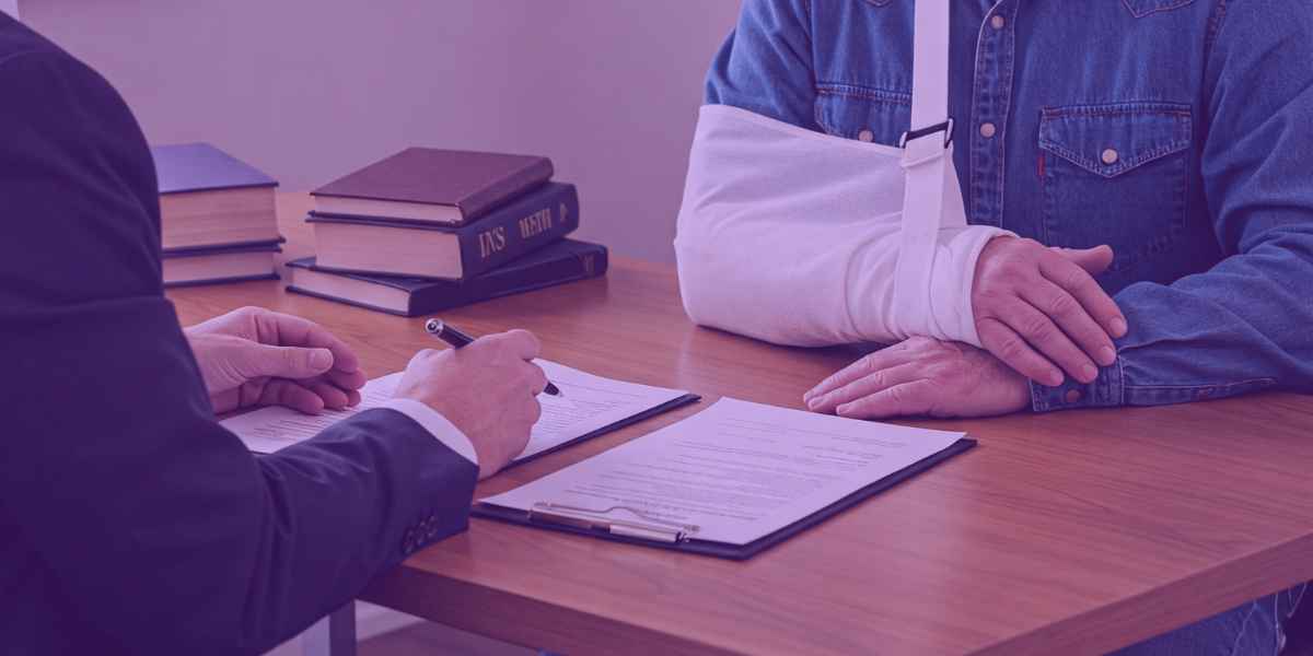 Advogado orientando um trabalhador sobre o limbo previdenciário