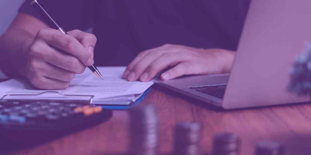 Advogado ajudando seus clientes a elaborar pedido de pensão vitalícia.