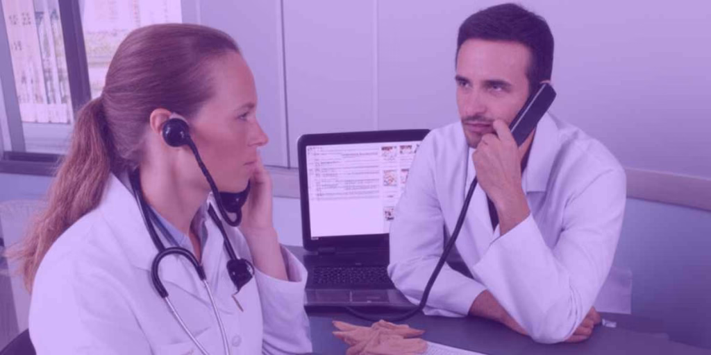 Médica analisando laudo 