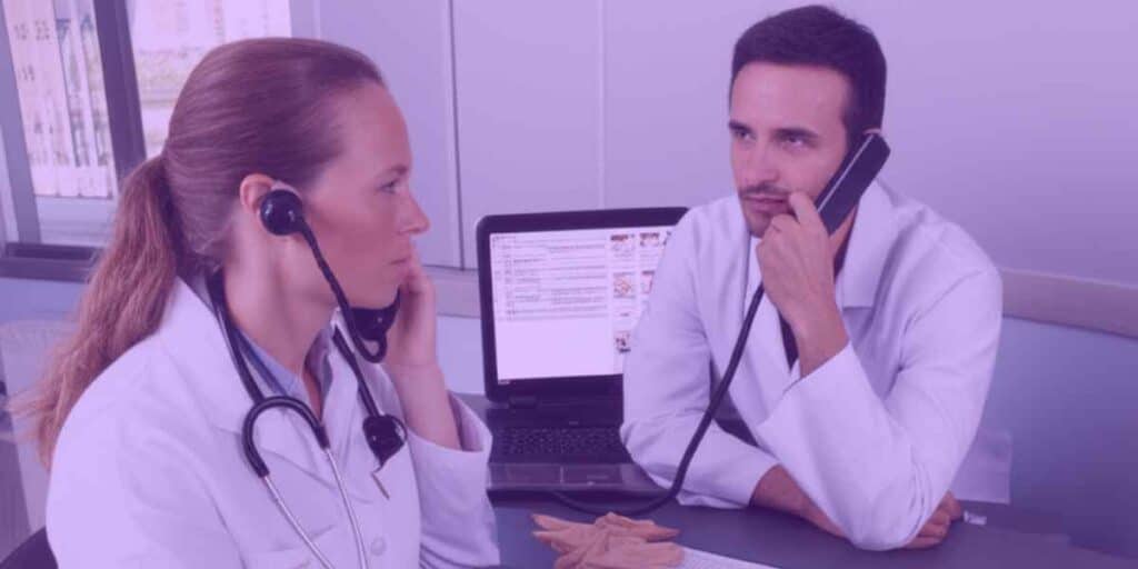 Médica analisando laudo