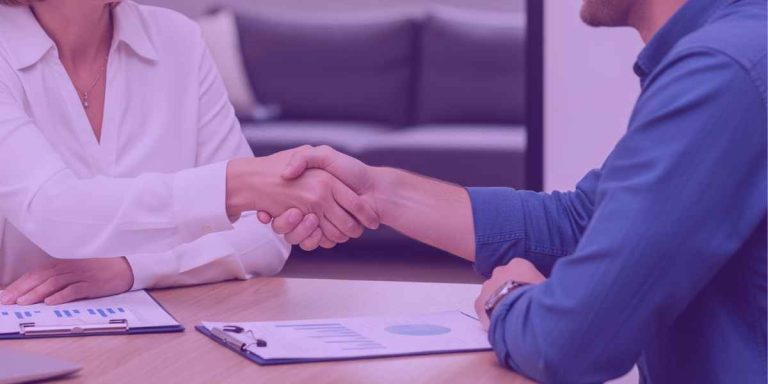 Empregado e Empregador firmando acordo trabalhista