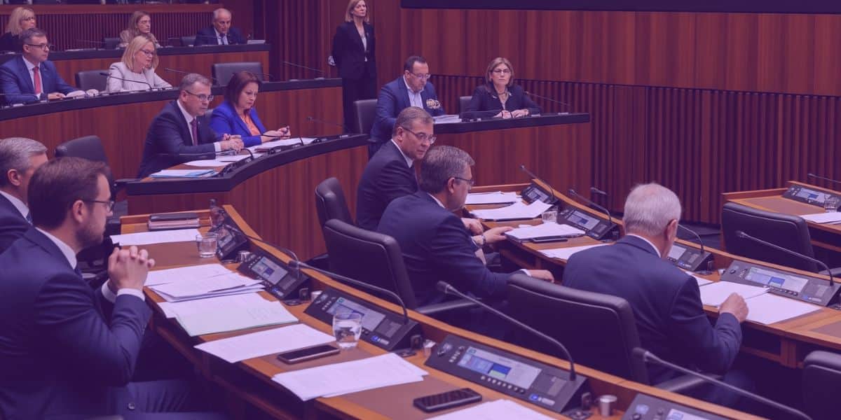 Senado avança em PEC que propõe fim da reeleição e unificação das eleições a partir de 2034.