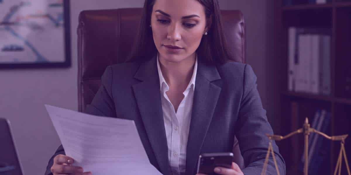 Uma advogada está trabalhando em um caso de arbitragem.