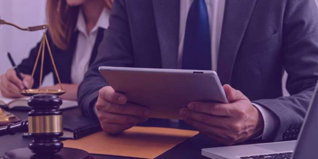 Advogados trabalham em caso de negativação indevida.