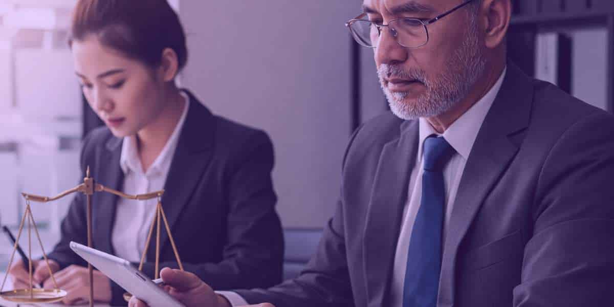 Dois advogados atuam em um caso de negativação indevida.