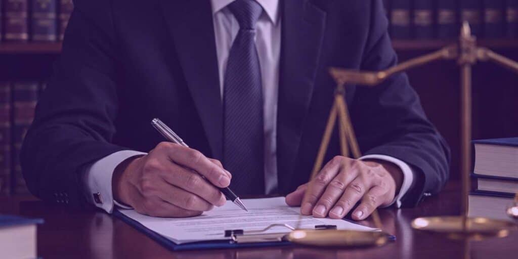 Um advogado que trabalha em um caso de dano moral trabalhista.