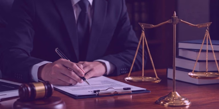 Um advogado está trabalhando em um caso de dano moral trabalhista.