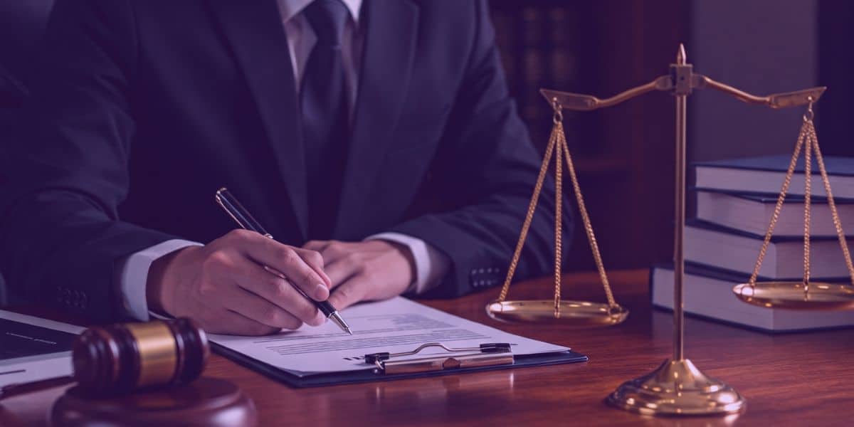 Um advogado está trabalhando em um caso de dano moral trabalhista.