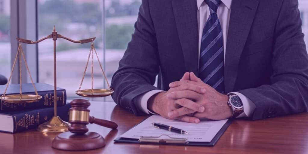 Smart contracts, também conhecidos como contratos inteligentes, são uma espécie de contrato digital que executa automaticamente as obrigações pactuadas assim que determinadas condições são atendidas.