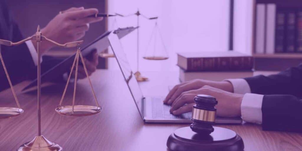 Advogados usando modelo de alegações finais cível