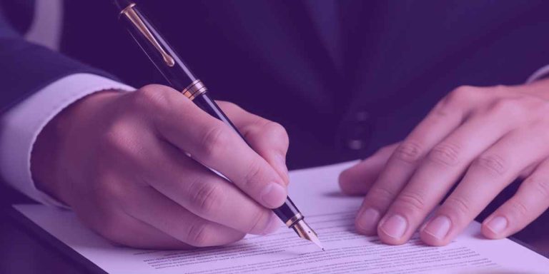 Advogado assinando analise contratual com parecer