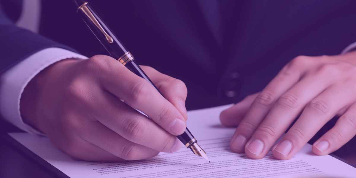 Advogado assinando analise contratual com parecer