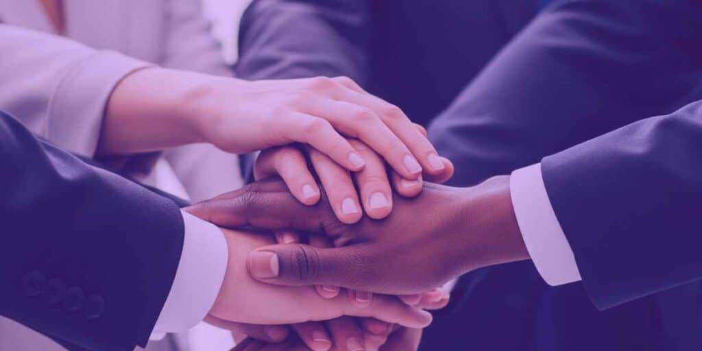 Trabalhadores e advogados unidos fazendo acordo sobre as características do acordo coletivo de trabalho.