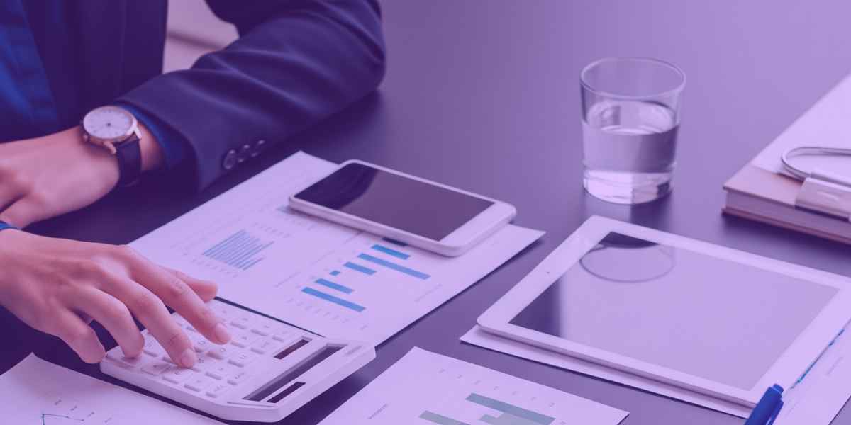 Advogado analisando como fazer termo de confissão de dívida