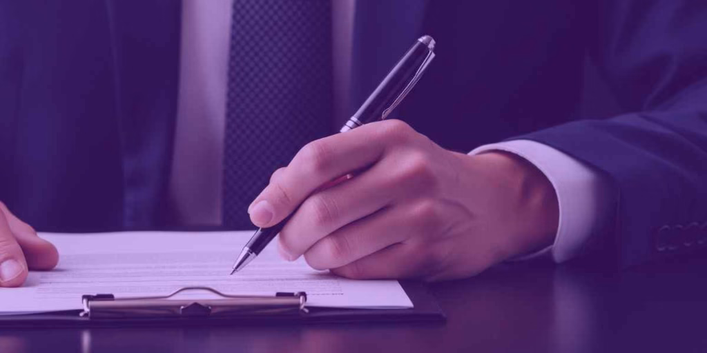 Advogado analisando como fazer uma interpelação judicial