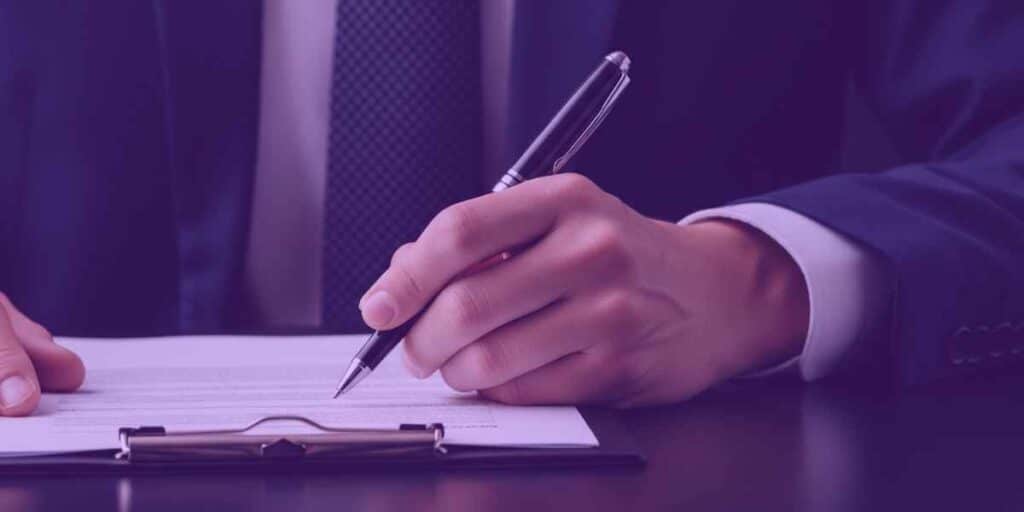 Advogado analisando como fazer uma interpelação judicial